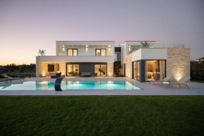Villa Asmoa for 8 people near Porec with heated infinity pool & sauna